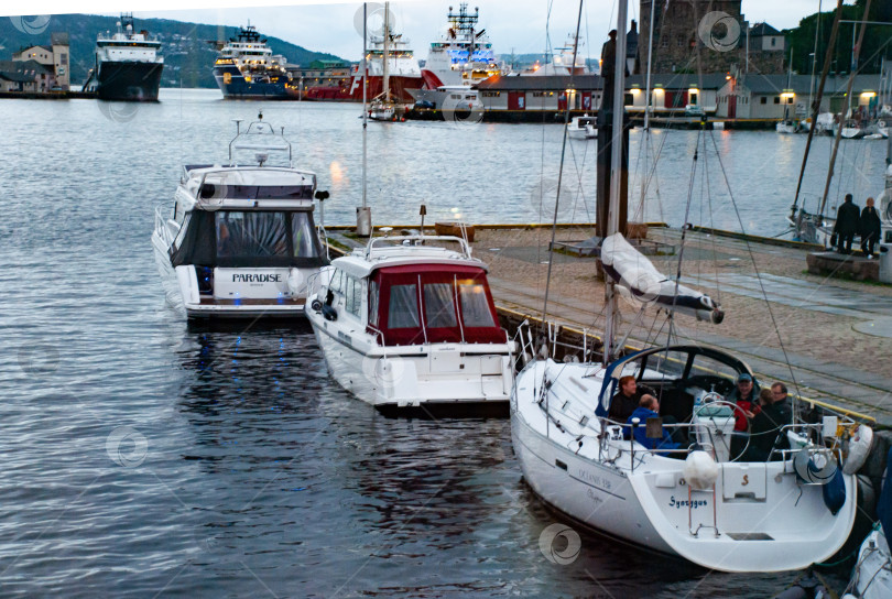 Скачать Пришвартованные лодки в скандинавской гавани с живописной набережной и морскими судами фотосток Ozero