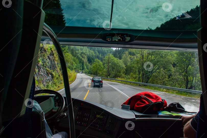 Скачать Живописная поездка по пышному зеленому ландшафту, открывающемуся из лобового стекла автобуса фотосток Ozero