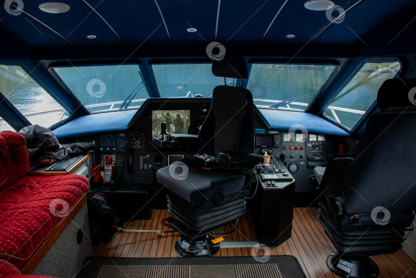 Скачать Современный кокпит яхты с рулевым управлением и живописным видом на океан фотосток Ozero