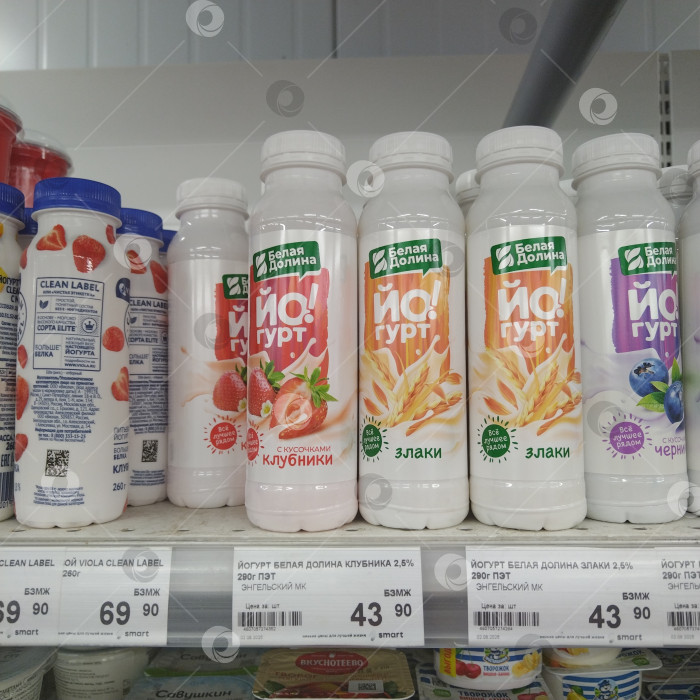 Скачать Отдел питьевого йогурта в магазине "Smart". фотосток Ozero