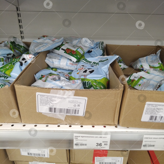 Скачать Отдел кефира в магазине "Smart". фотосток Ozero