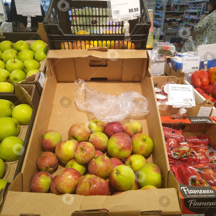 Скачать Отдел яблок в магазине "Smart". фотосток Ozero