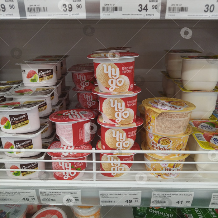 Скачать Отдел йогуртов в магазине "Smart". фотосток Ozero