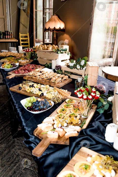 Скачать Ресторан отеля "шведский стол", кофе-брейк, еда на деревянных тарелках, расставленных на столе фотосток Ozero
