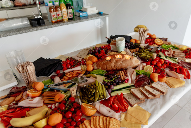 Скачать Сервированный стол с выпечкой, овощами и мясными деликатесами для проведения кофе-брейка фотосток Ozero