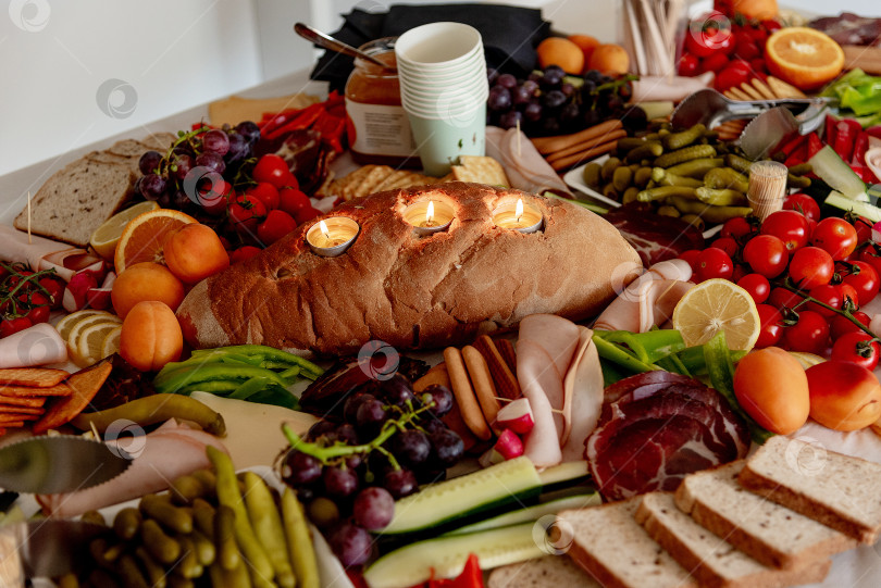 Скачать Сервированный стол с выпечкой, овощами и мясными деликатесами для проведения кофе-брейка фотосток Ozero