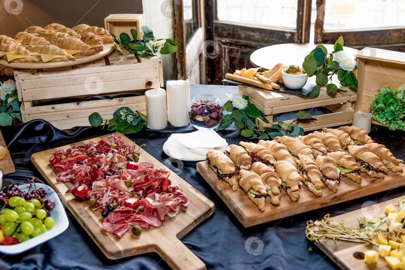 Скачать Ресторан отеля "шведский стол", кофе-брейк, еда на деревянных тарелках, расставленных на столе фотосток Ozero