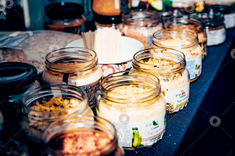 Скачать Москва, Россия, 27 июля 2019 года, на рынке продаются различные домашние соусы и маринады фотосток Ozero