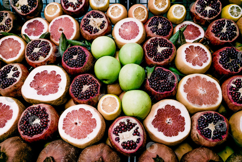 Скачать Фрукты Свежевыжатый сок яблока, апельсина, граната и лимона на прилавке уличной еды фотосток Ozero