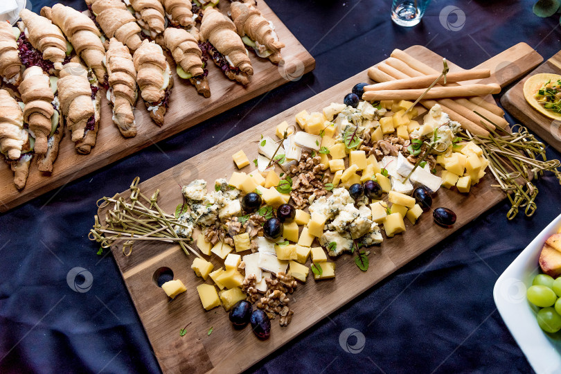 Скачать Ресторан отеля "шведский стол", кофе-брейк, еда на деревянных тарелках, расставленных на столе фотосток Ozero