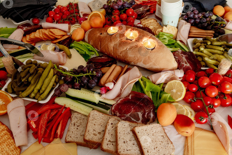 Скачать Сервированный стол с выпечкой, овощами и мясными деликатесами для проведения кофе-брейка фотосток Ozero