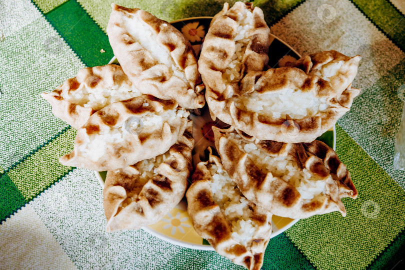 Скачать Выпечка из муки грубого помола, пироги с рисом и мясом на тарелке в деревенском ресторане фотосток Ozero