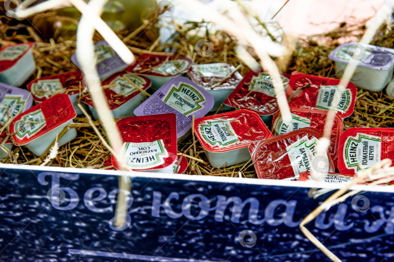 Скачать Москва, Россия, 6 июля 2019 года, кетчуп-соус от Heinz в маленьких пластиковых упаковках фотосток Ozero