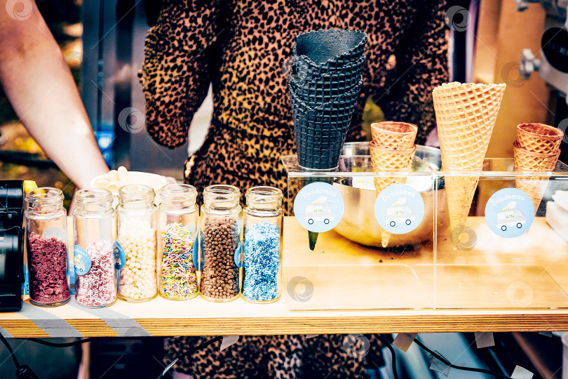 Скачать Москва, Россия, 27 июля 2019 года, прилавок на рынке с холодным сладким десертным мороженым фотосток Ozero