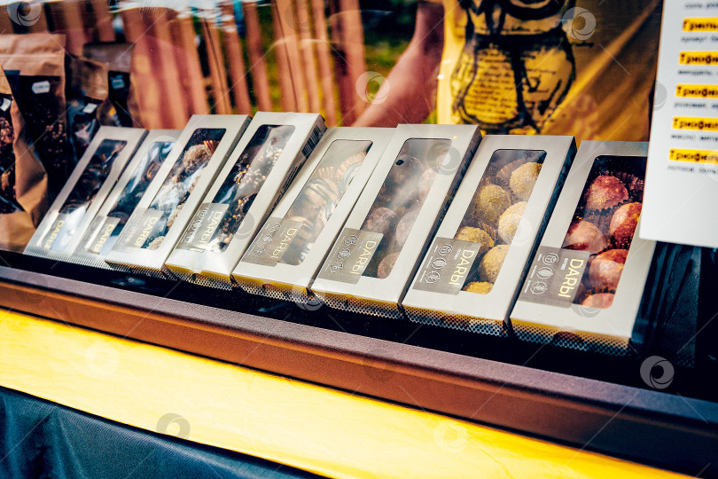 Скачать Москва, Россия, 27 июля 2019 года, Круглые пирожные в упаковке продаются в киоске уличной еды фотосток Ozero