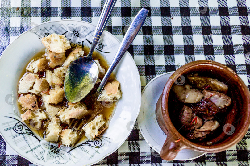 Скачать Традиционное национальное блюдо Азербайджана - суп пити с нутом, бараниной и курдючным жиром фотосток Ozero