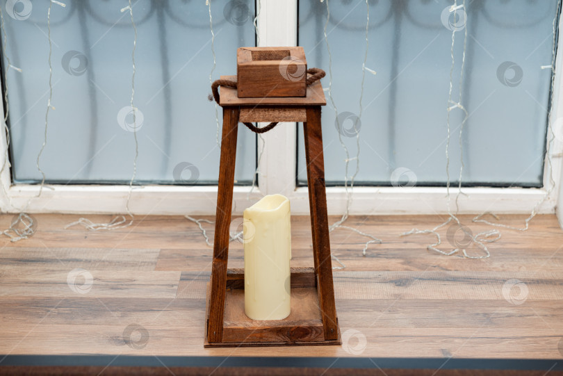 Скачать Деревенский деревянный фонарь со свечой фотосток Ozero