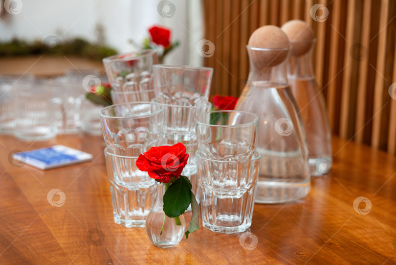 Скачать Элегантная стеклянная посуда и композиция из роз фотосток Ozero