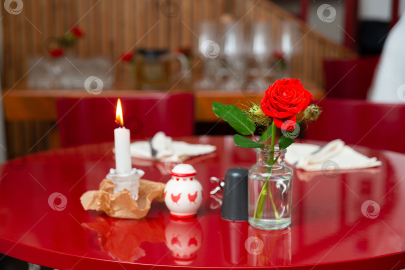 Скачать Романтическая сервировка стола с красной розой фотосток Ozero