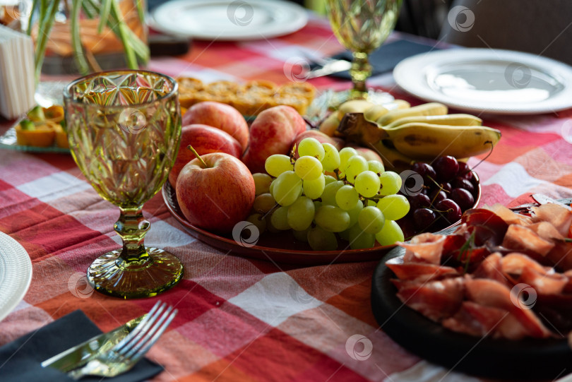 Скачать Яркая сервировка стола свежими фруктами фотосток Ozero