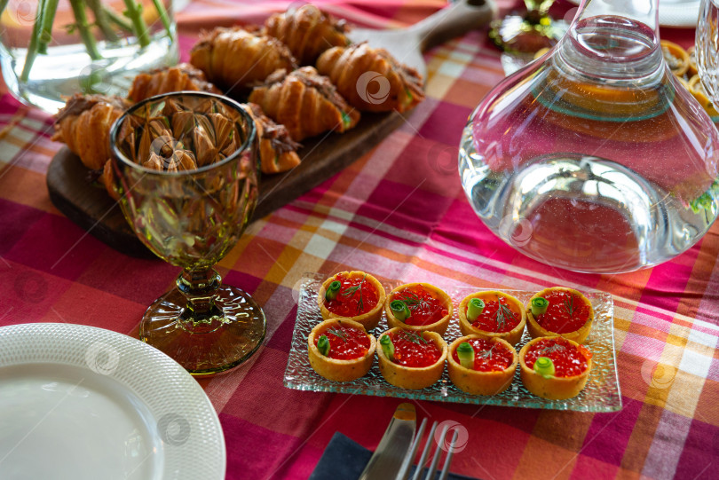 Скачать Изысканное блюдо для позднего завтрака с выпечкой фотосток Ozero