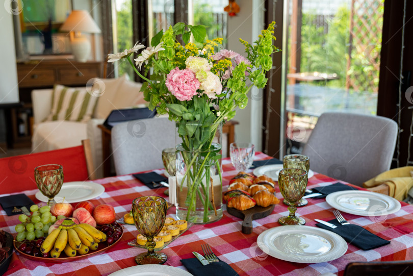 Скачать Элегантный обеденный стол с цветочной композицией фотосток Ozero