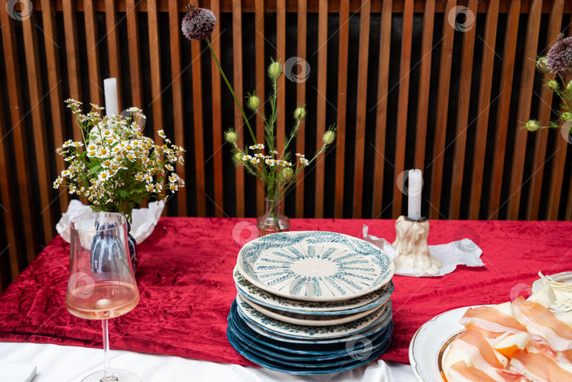 Скачать Элегантная сервировка стола с цветочным декором фотосток Ozero