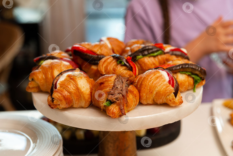 Скачать Витрина для бутербродов с круассанами для гурманов фотосток Ozero