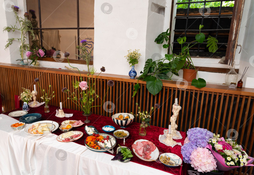 Скачать Элегантный обеденный стол с цветочным декором фотосток Ozero