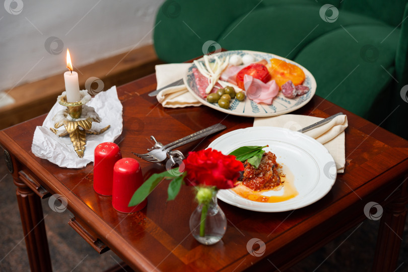 Скачать Уютная обстановка для ужина при свечах фотосток Ozero