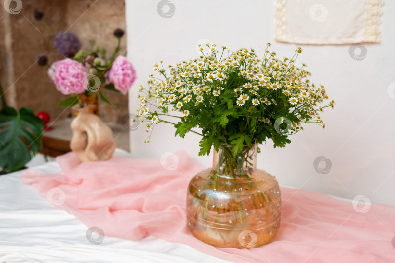 Скачать Деревенская цветочная композиция на розовой ткани фотосток Ozero