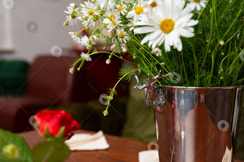 Скачать Летние цветы в серебряной вазе фотосток Ozero