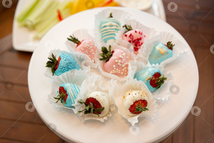 Скачать Ассорти из клубники в шоколаде фотосток Ozero