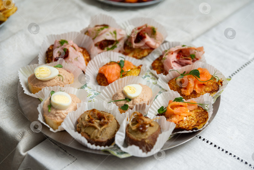 Скачать Разнообразные закуски на блюде фотосток Ozero