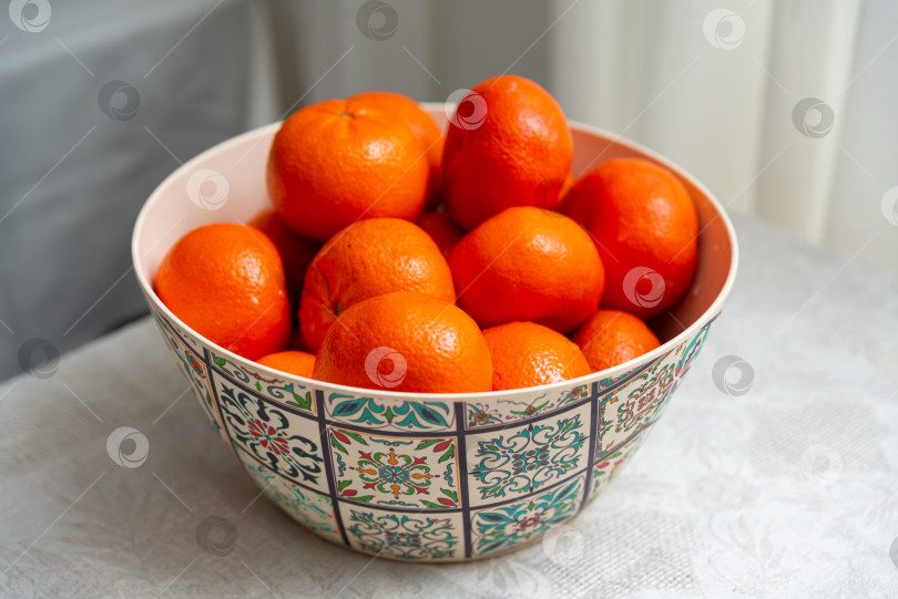 Скачать Свежие мандарины в узорчатой миске фотосток Ozero