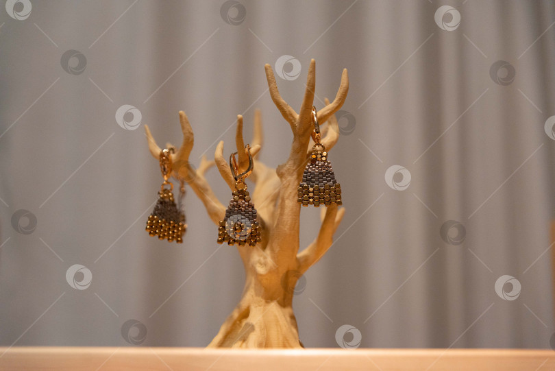 Скачать Элегантная демонстрация сережек из бисера фотосток Ozero