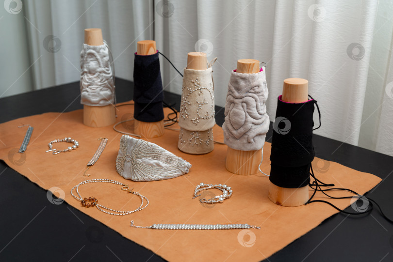 Скачать Элегантный текстильный дизайн с витриной ювелирных изделий фотосток Ozero