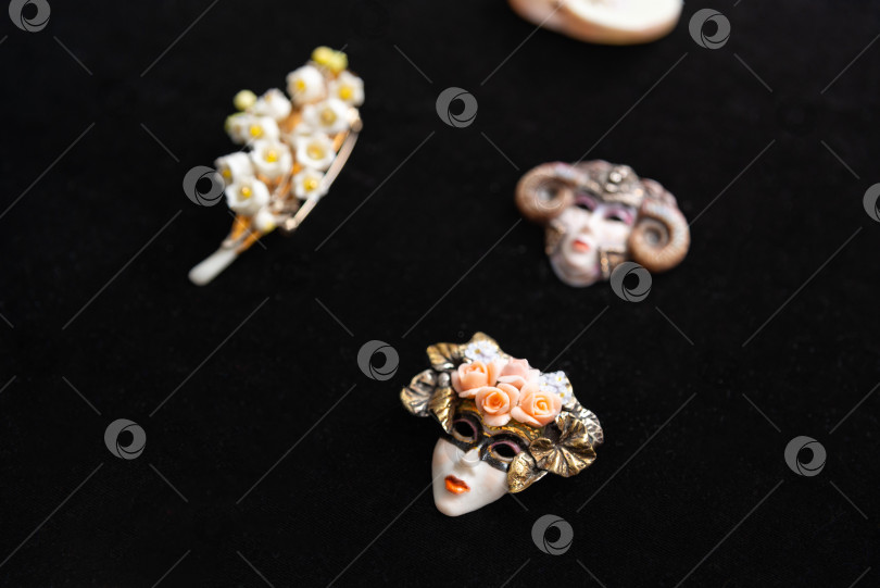 Скачать Коллекция винтажных масок и цветочных брошей фотосток Ozero
