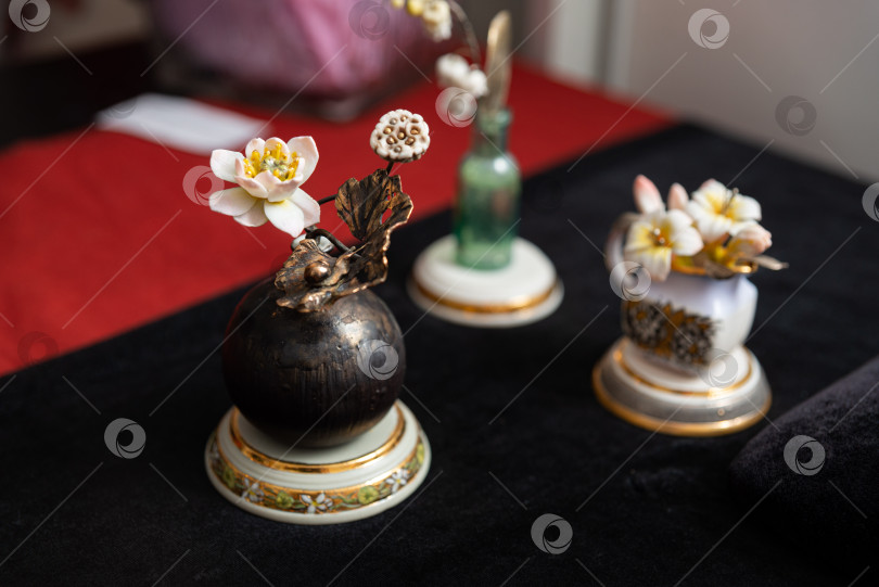 Скачать Элегантная цветочная композиция на витрине фотосток Ozero