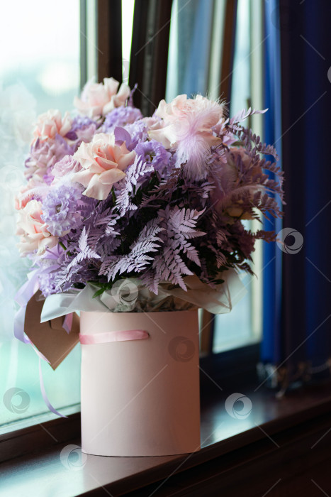 Скачать Элегантная цветочная композиция в пастельных тонах фотосток Ozero