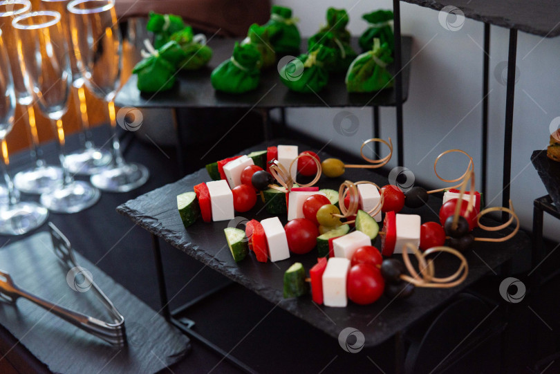 Скачать Изысканные закуски с сыром и овощами фотосток Ozero