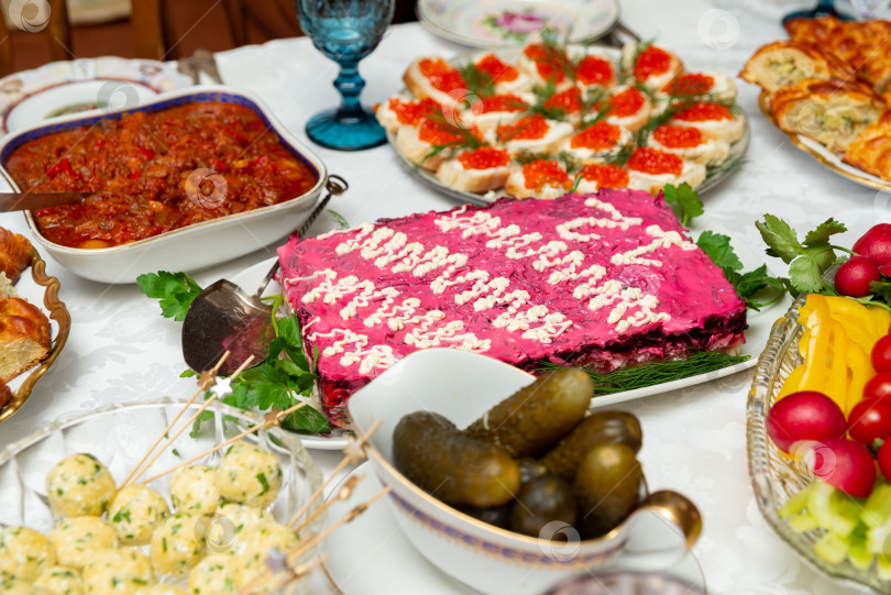 Скачать Праздничный стол в русском стиле фотосток Ozero