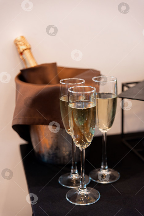 Скачать Элегантное празднование тостов с шампанским фотосток Ozero