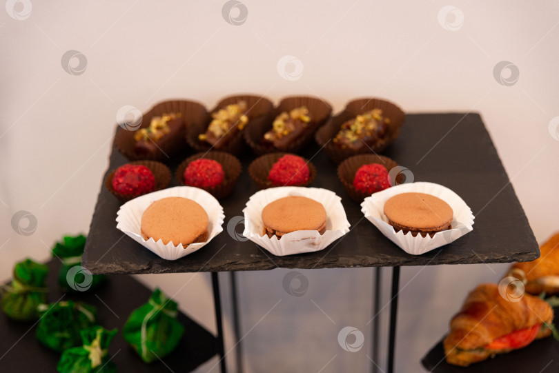 Скачать Изысканные десерты на витрине фотосток Ozero