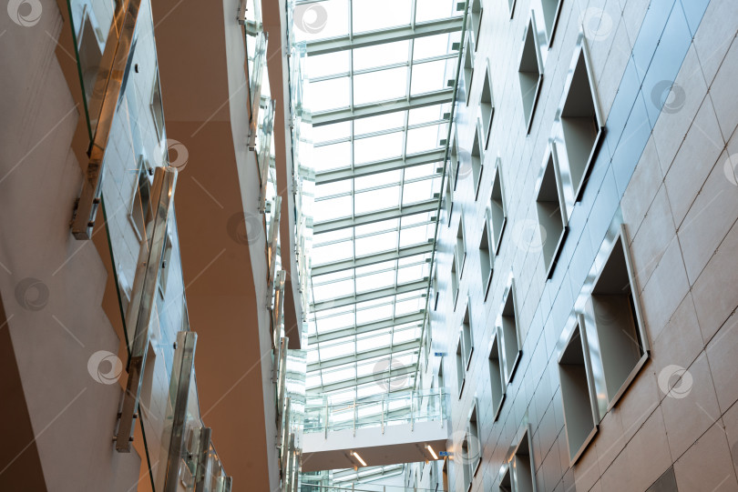 Скачать Современный атриум со стеклянным потолком фотосток Ozero