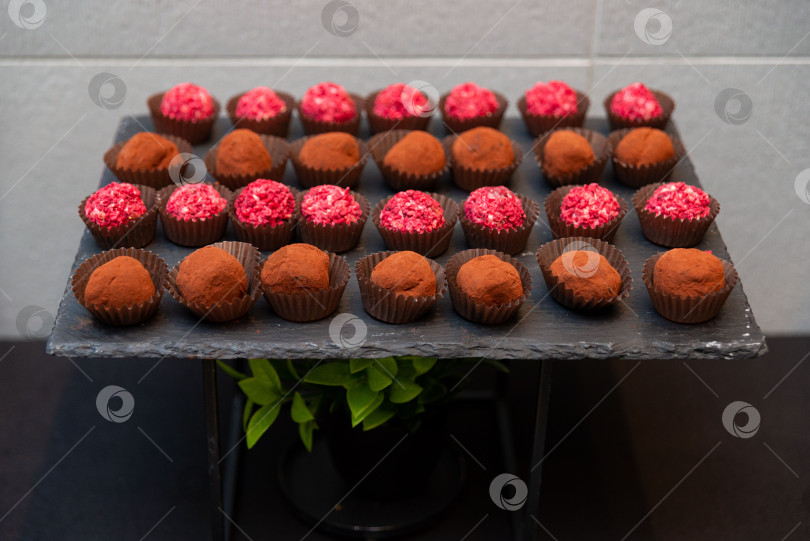 Скачать Витрина с шоколадными трюфелями в ассортименте фотосток Ozero