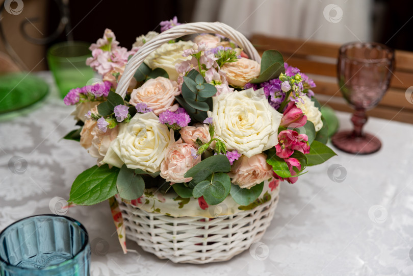 Скачать Элегантная композиция из цветочных корзин фотосток Ozero