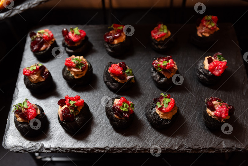 Скачать Изысканные канапе на грифельном блюде фотосток Ozero