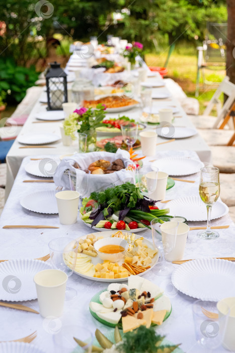 Скачать Элегантная обеденная зона на открытом воздухе в саду фотосток Ozero