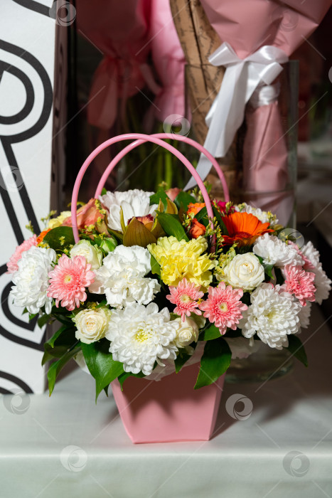 Скачать Яркая цветочная композиция в розовой корзинке фотосток Ozero